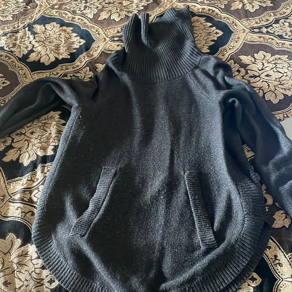 Gray turtle neck sweater with pocket